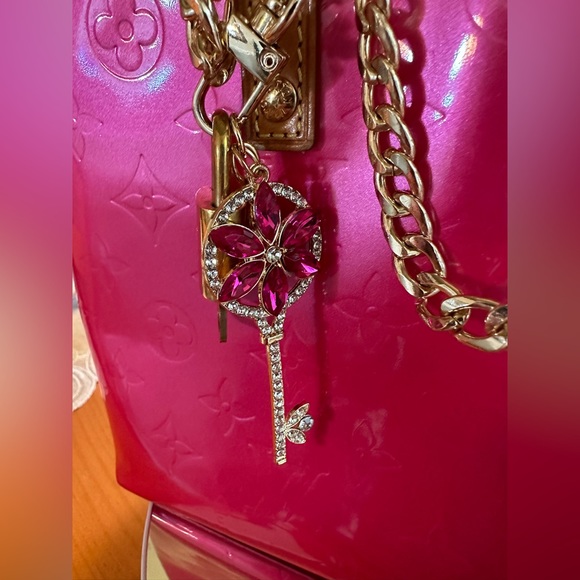 Luis Vuitton (posh auth.) Vernis leather HOT PINK mini tote bag! PRISTINE! - Picture 15 of 16